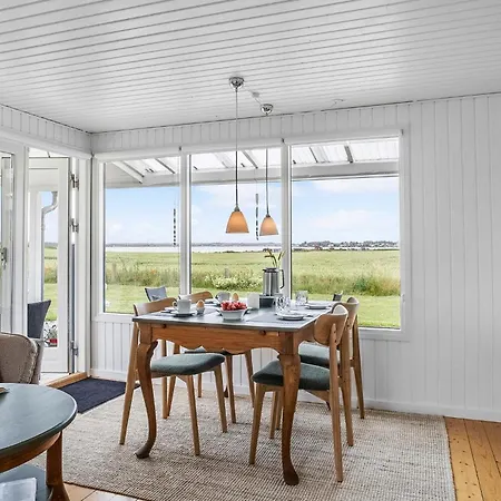 3 Bedroom Beautiful In Prázdninový dům Fåborg