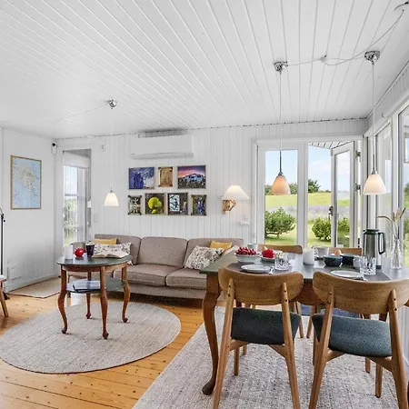 3 Bedroom Beautiful In Prázdninový dům Fåborg