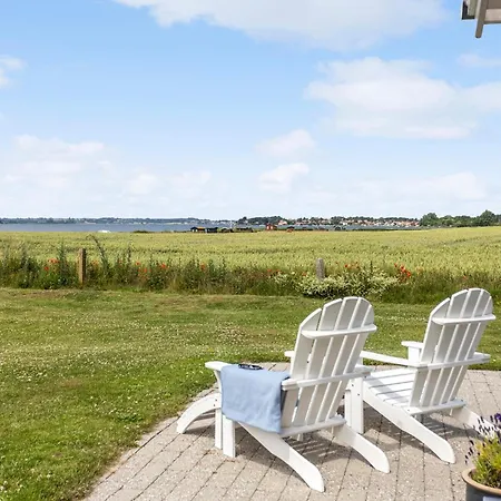 3 Bedroom Beautiful In * Fåborg